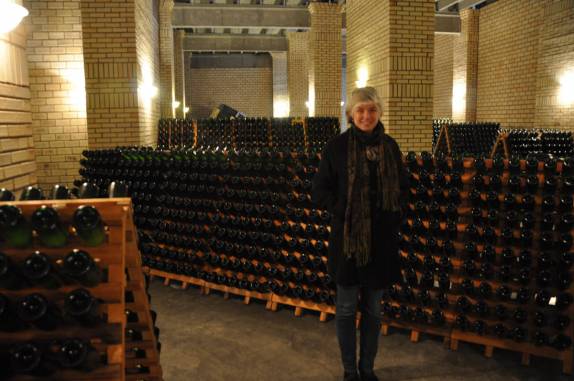 De touca, durante tour pelas cavas da Casa Valduga, no Vale dos Vinhedos, em Bento Gonçalves - RS